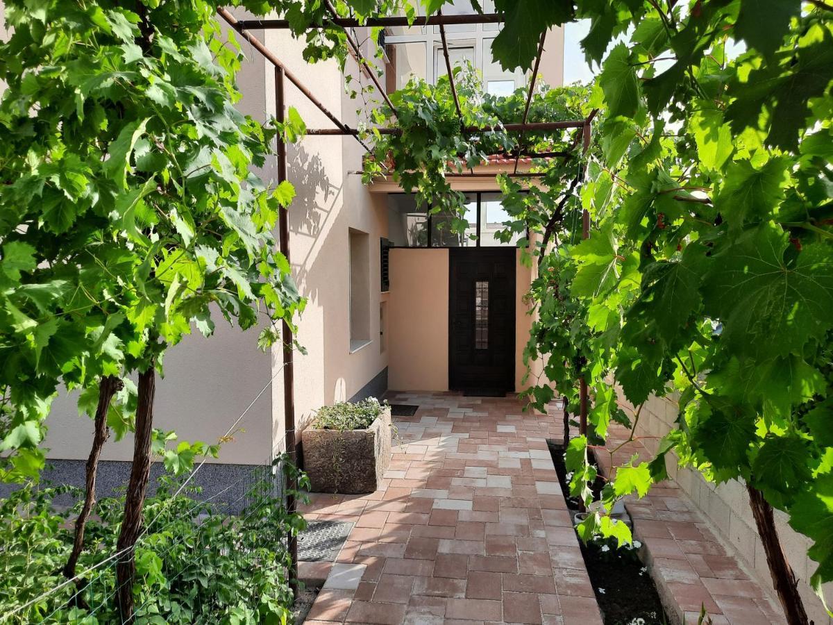 Apartman Laura M Vodice Esterno foto