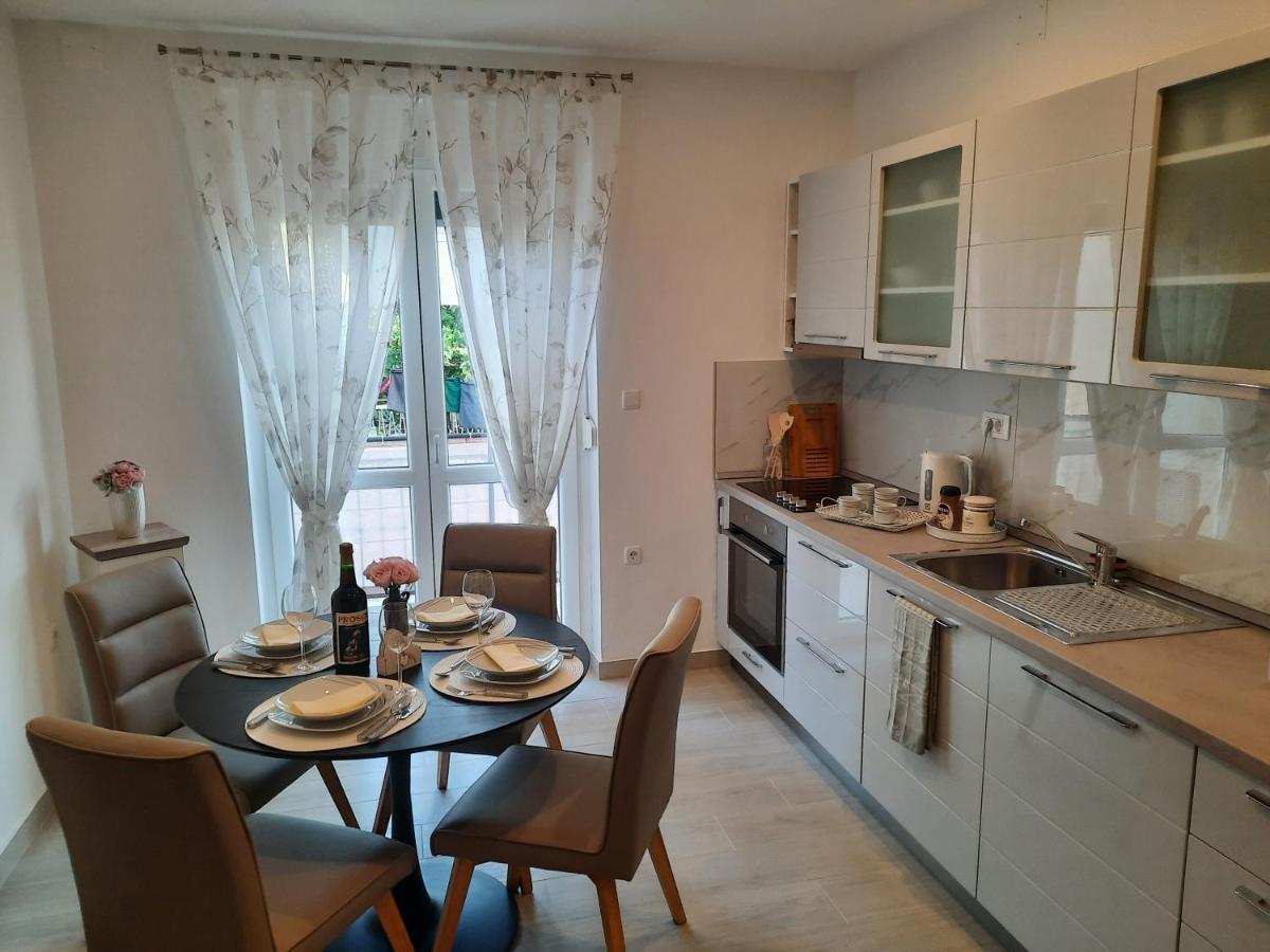 Apartman Laura M Vodice Esterno foto