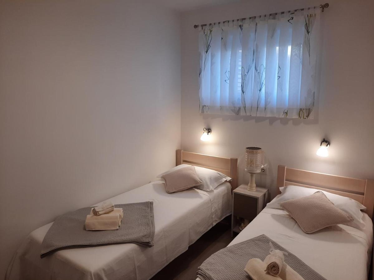 Apartman Laura M Vodice Esterno foto