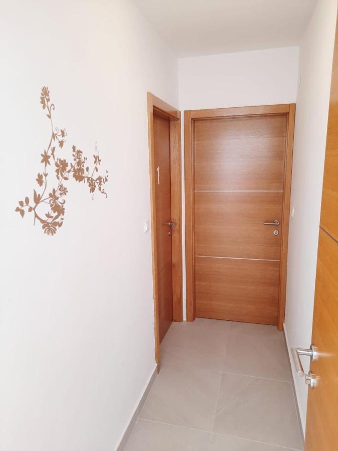 Apartman Laura M Vodice Esterno foto