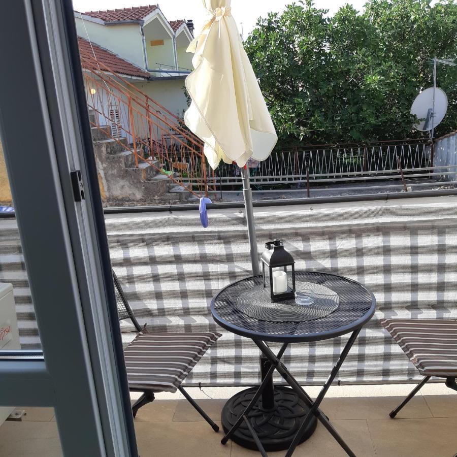 Apartman Laura M Vodice Esterno foto